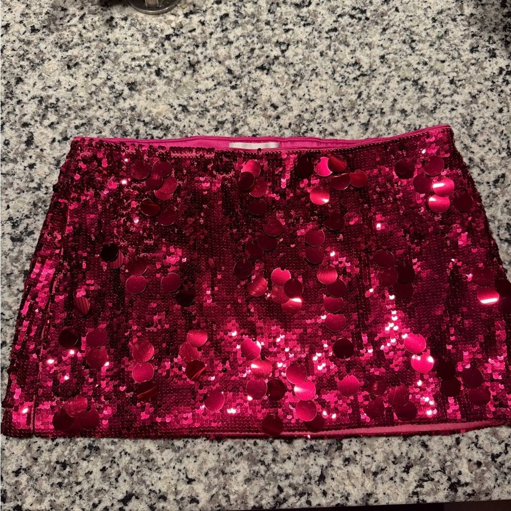Low Rise Paillette Skirt in Fatale Pink
GUIZIO